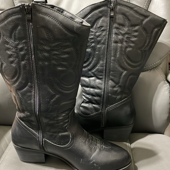 Woman’s Black insulated cowboy boots - Picture 2 of 3